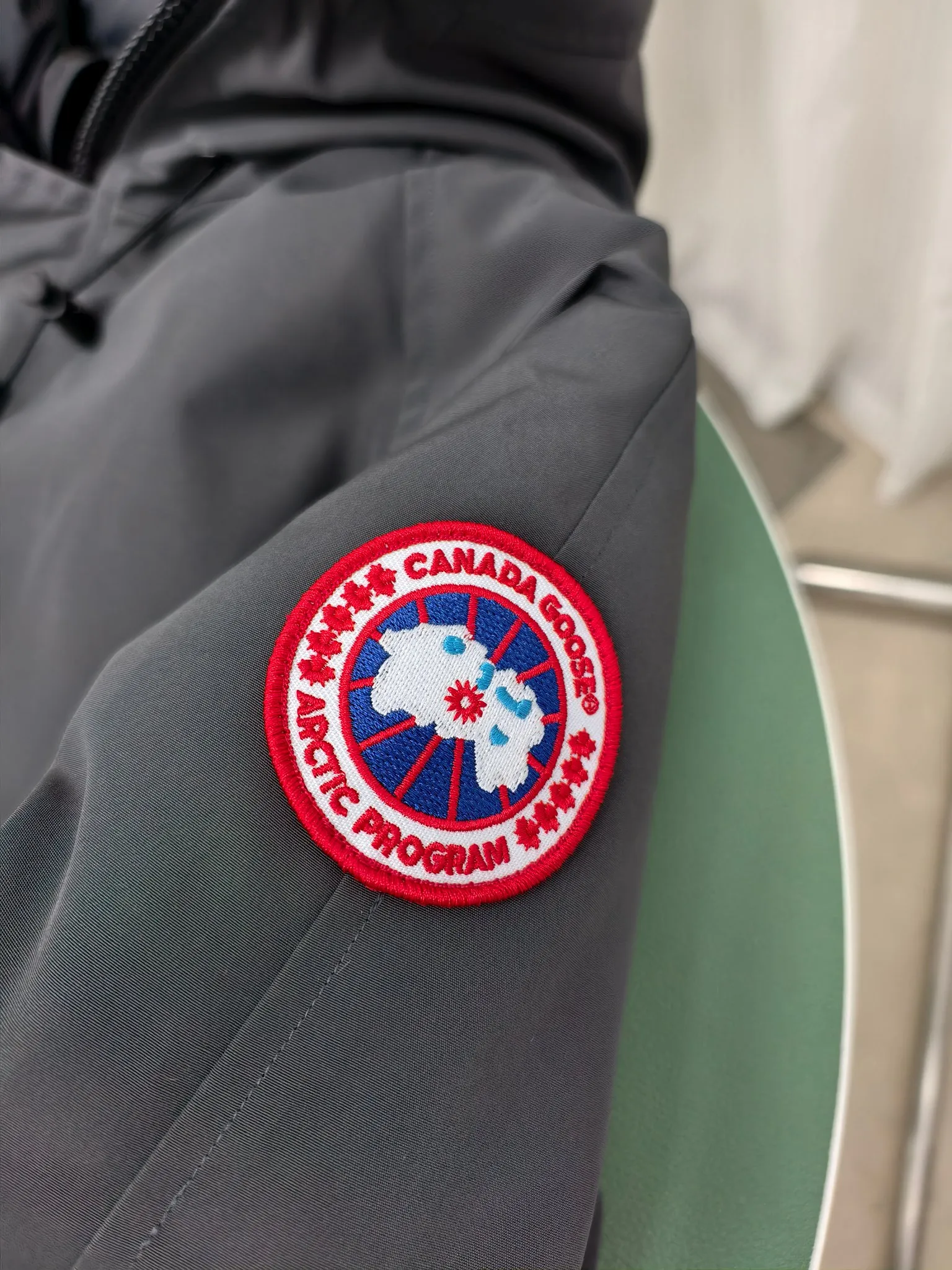 P720 ————2050M model/new 01 model (high version) Canada goose Canada Goose Chilliwack bomber jacket is one of our popular styles. The upgraded version adopts streamlined hood details and improved trimmings. The Chilliwack bomber jacket was originally designed for pilots in the post-war no-man's land in northern Canada. It is durable, warm and easy to move. The inside is filled with white duck down, which has higher thermal insulation performance. Chilliwack's iconic style, enduring popularity, is a popular jacket from Canada Goose. Customize your parka with our variety of interchangeable hood trim accessories to extend the coverage of your hood. Hip-length, the bomber jacket's knitted cuffs and hem are mid-length for freedom of movement. Rib knit cuffs and hem improve fit and seal in heat.  2050M is an upgraded version of the old version 01. Color: black, gray, off-white, navy. Size: XS-2XL